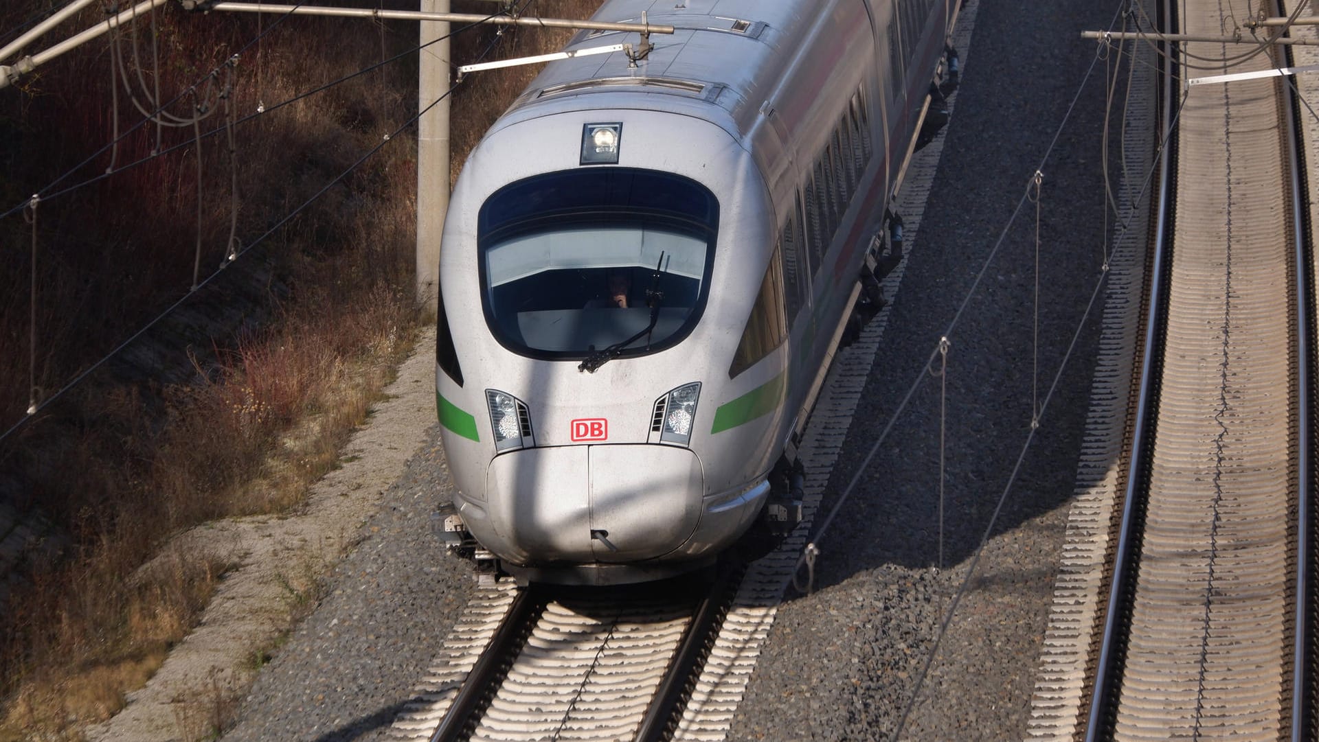 Bahnstrecke mit deutschem DB- ICE Zug (Symbolbild): Von Bremen und Osnabrück aus sollen künftig mehr und schnellere ICE-Direktverbindungen nach Frankfurt Flughafen und Stuttgart befahren werden. Bahnstrecke mit deutschem DB- ICE Zug (Symbolbild): Von Bremen und Osnabrück aus sollen künftig mehr und schnellere ICE-Direktverbindungen nach Frankfurt Flughafen und Stuttgart befahren werden.