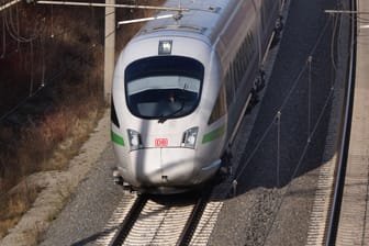 Bahnstrecke mit deutschem DB- ICE Zug (Symbolbild): Von Bremen und Osnabrück aus sollen künftig mehr und schnellere ICE-Direktverbindungen nach Frankfurt Flughafen und Stuttgart befahren werden.