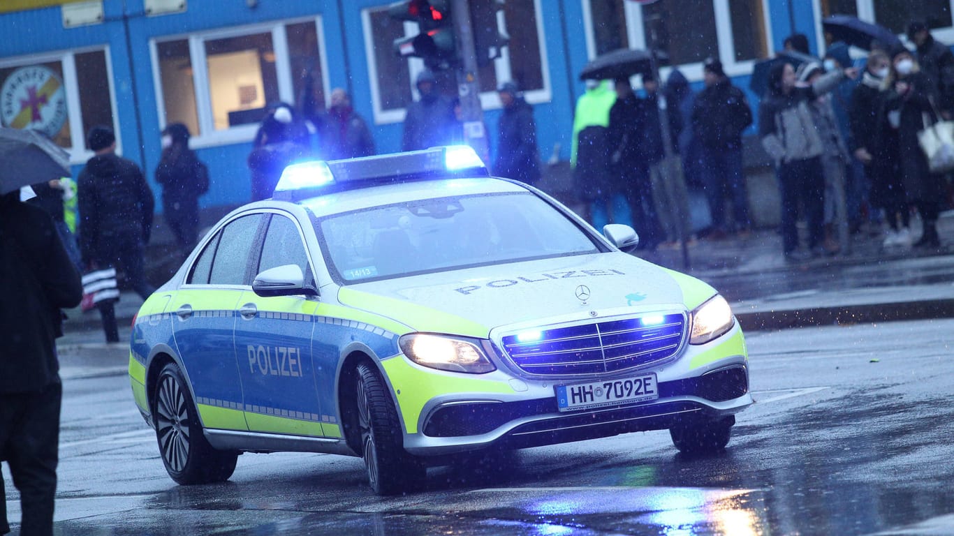 Polizeiwagen mit Blaulicht (Symbolbild): Bei dem Terrorverdächtigen fanden die Ermittler unter anderem Chemikalien zum Bau einer Bombe.