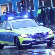 Polizeiwagen mit Blaulicht (Symbolbild): Bei dem Terrorverdächtigen fanden die Ermittler unter anderem Chemikalien zum Bau einer Bombe.