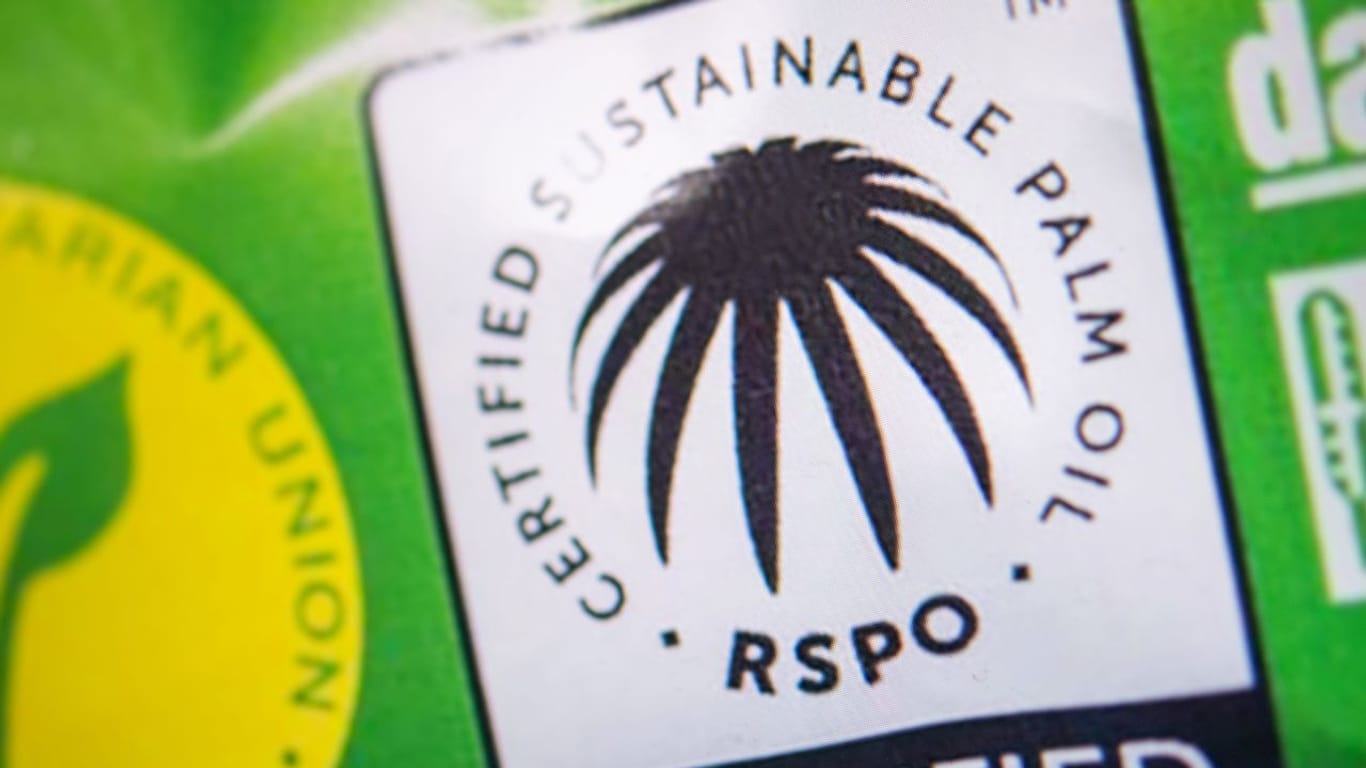"Runder Tisch für nachhaltiges Palmöl": Das RSPO-Label auf Verpackungen von Kerzen steht für eine Zertifizierung.