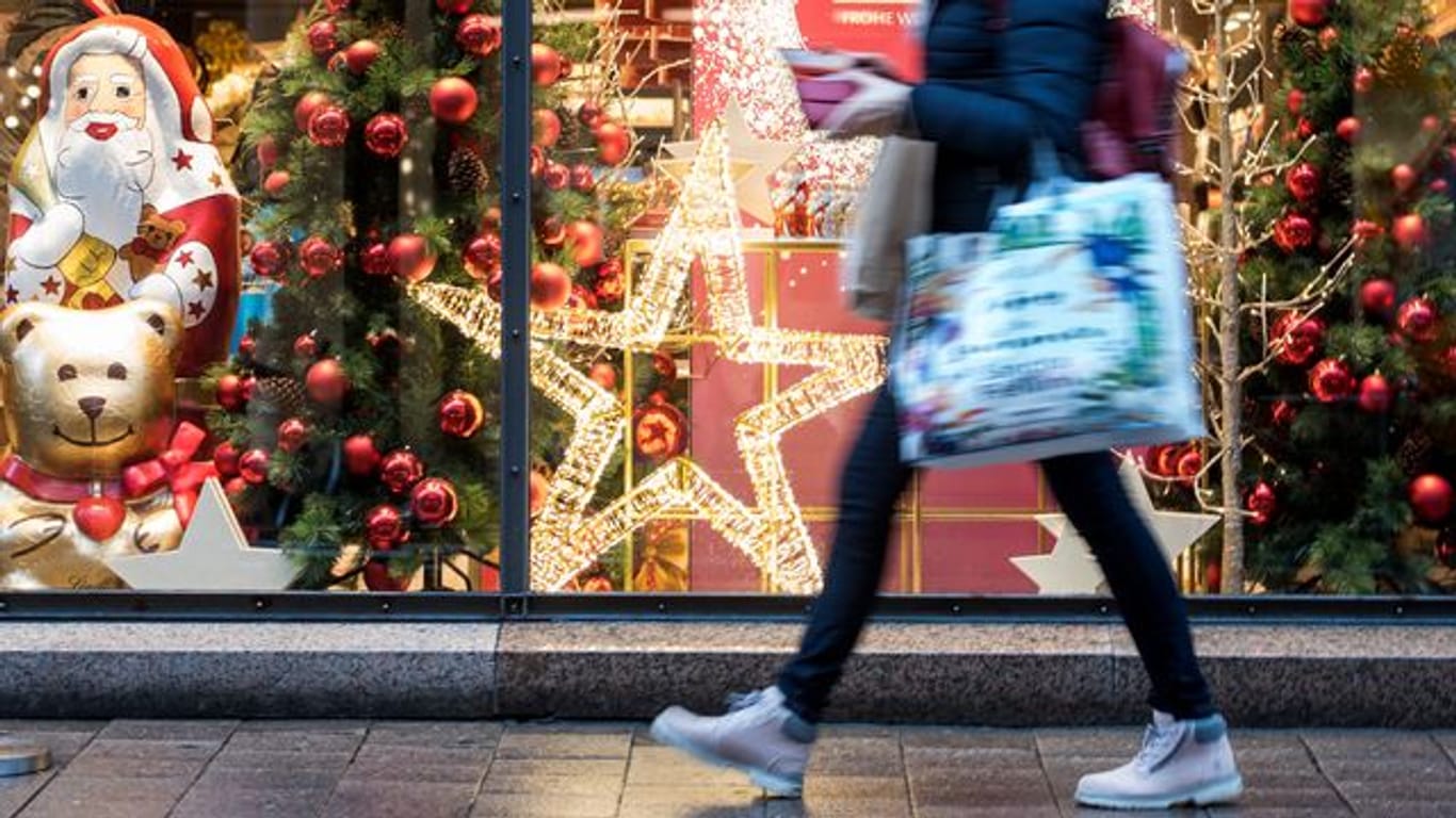Shoppen bis die Kreditkarte glüht: Die Verbraucherzentrale NRW rät dringend davon ab, für Weihnachtseinkäufe einen Dispokredit zu nutzen.