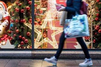 Shoppen bis die Kreditkarte glüht: Die Verbraucherzentrale NRW rät dringend davon ab, für Weihnachtseinkäufe einen Dispokredit zu nutzen.