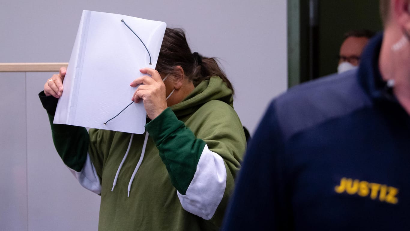 Die 57-Jährige steht im Gerichtssaal: In München ist die Frau wegen der Vergiftung von Getränkeflaschen in die Psychiatrie eingewiesen worden