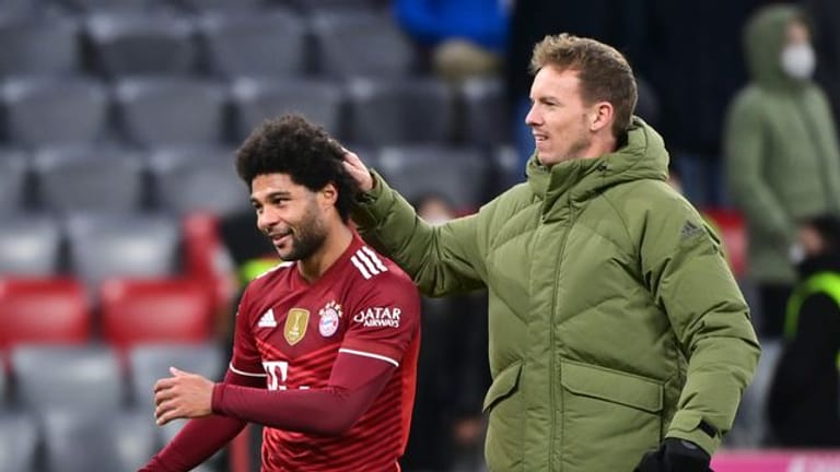 Bayern-Trainer Julian Nagelsmann (r) kann wieder auf Serge Gnabry setzen.