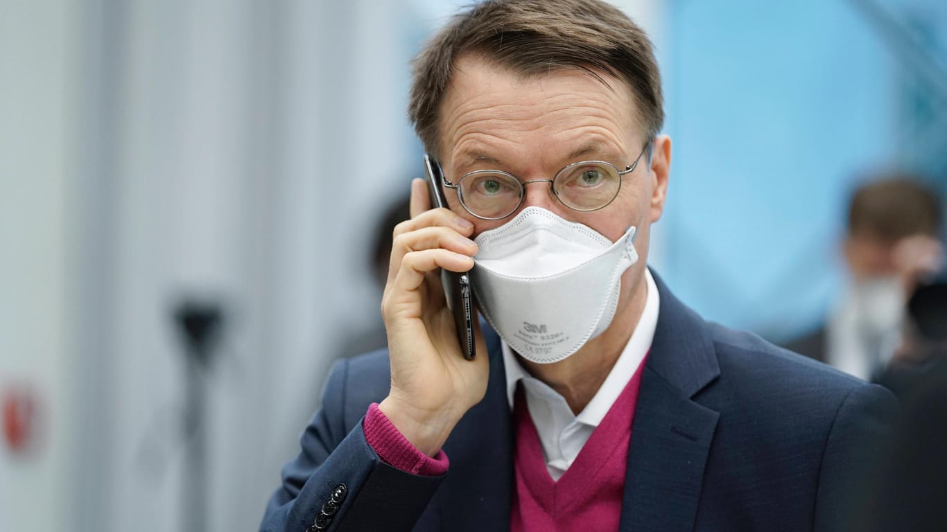 Karl Lauterbach (SPD): Der Bundesminister für Gesundheit warnt vor der Omikron-Variante. Karl Lauterbach (SPD): Der Bundesminister für Gesundheit warnt vor der Omikron-Variante.