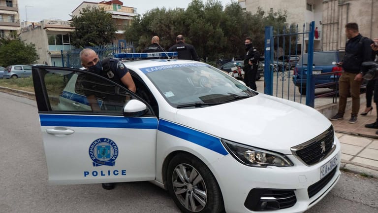 Polizei in Griechenland (Archivbild): In einer Schule haben mehrere Menschen protestiert.