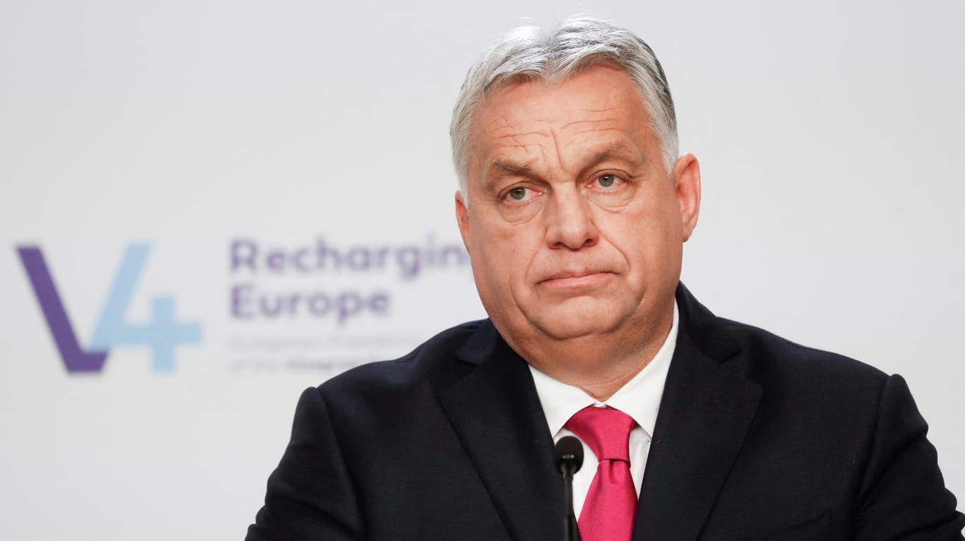 Ungarns Ministerpräsident Viktor Orban während eines Meetings (Archivbild): Ungarn drohen nun finanzielle Sanktionen.