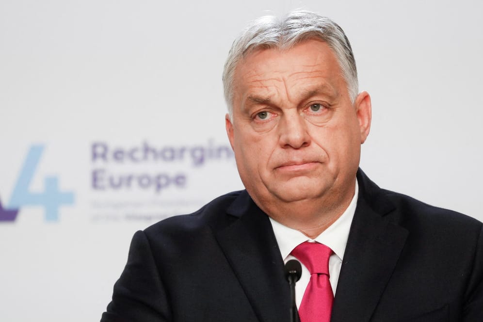 Ungarns Ministerpräsident Viktor Orban während eines Meetings (Archivbild): Ungarn drohen nun finanzielle Sanktionen.