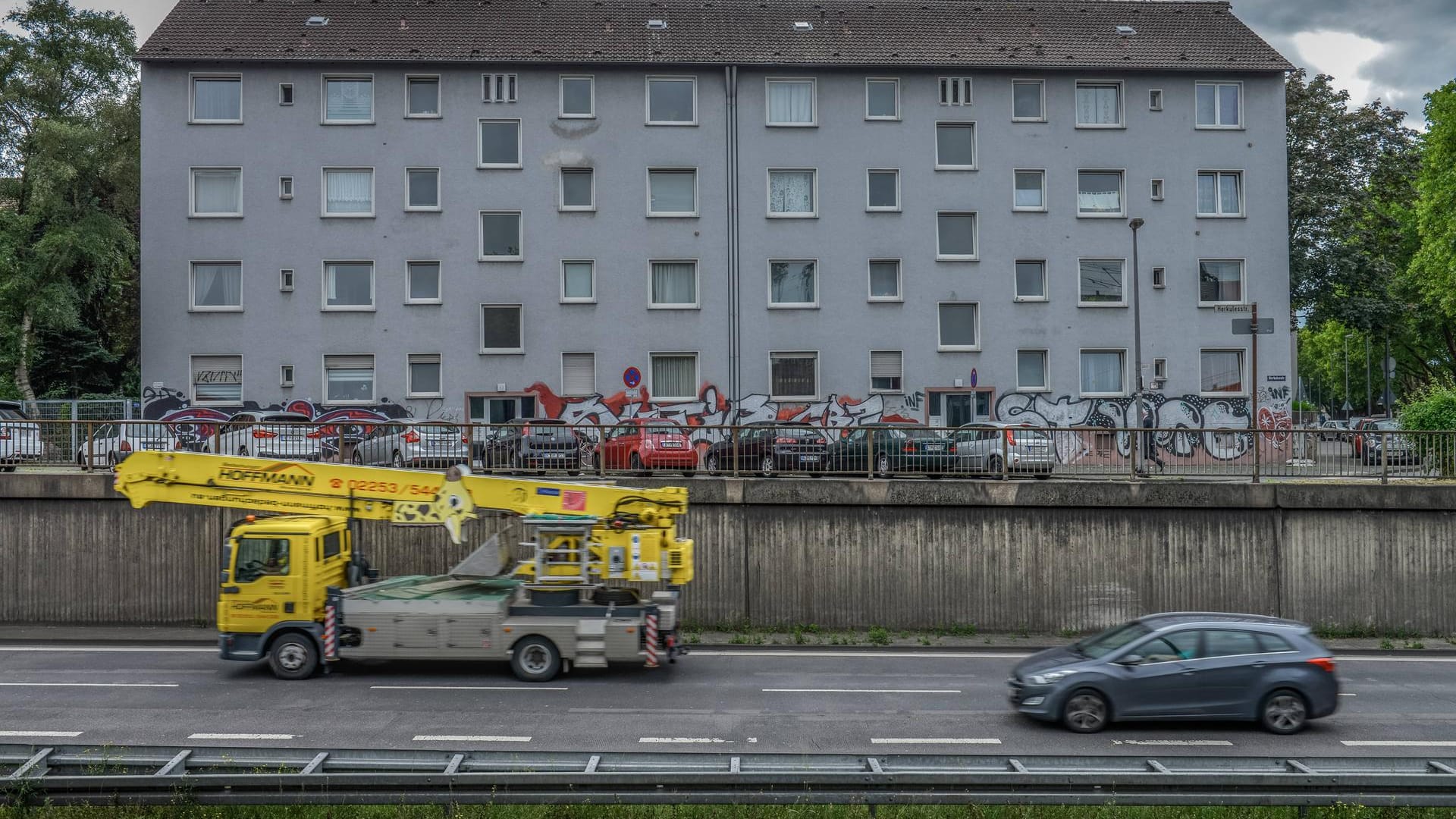 Herkulesstrasse, Neuehrenfeld (Symbolbild): In Neuehrenfeld wurde am heutigen Freitagmittag ein Blindgänger aus dem Zweiten Weltkrieg entdeckt. Herkulesstrasse, Neuehrenfeld (Symbolbild): In Neuehrenfeld wurde am heutigen Freitagmittag ein Blindgänger aus dem Zweiten Weltkrieg entdeckt.