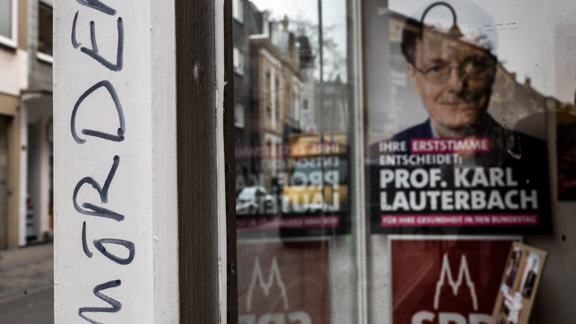 Das Wort "Mörder" ist an die Fassade des Kölner Wahlkreisbüro des neuen Bundesgesundheitsministers Lauterbach (SPD) geschmiert: Das Büro ist in der Nacht zu Freitag mit Parolen besprüht worden.