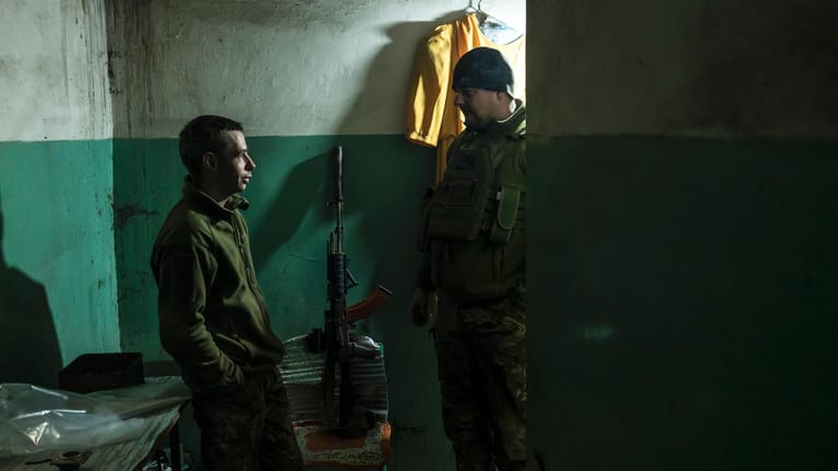 Spannungen im Donbass: Ukrainische Soldaten an der Front in Marinka.