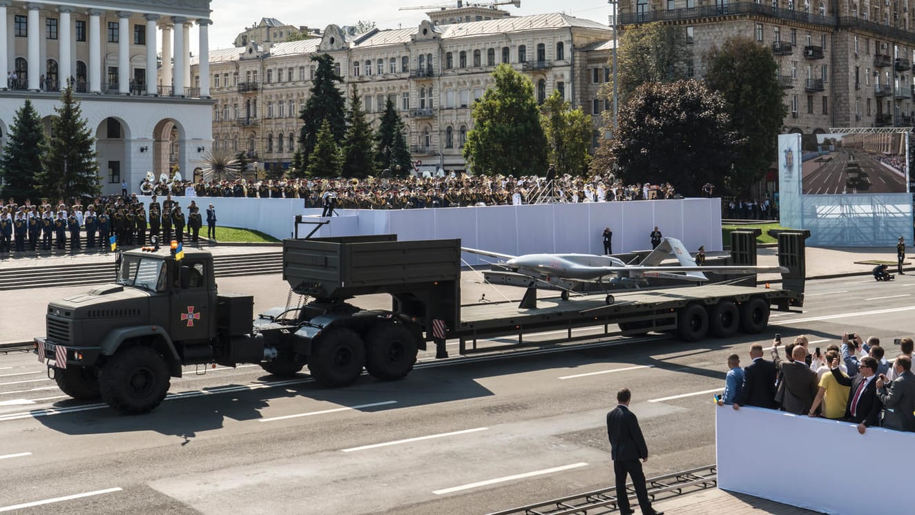 Militärparade in Kiew: Beim 30. Jahrestag der ukrainischen Unabhängigkeit stellt das Land auch Kampfdrohnen aus.