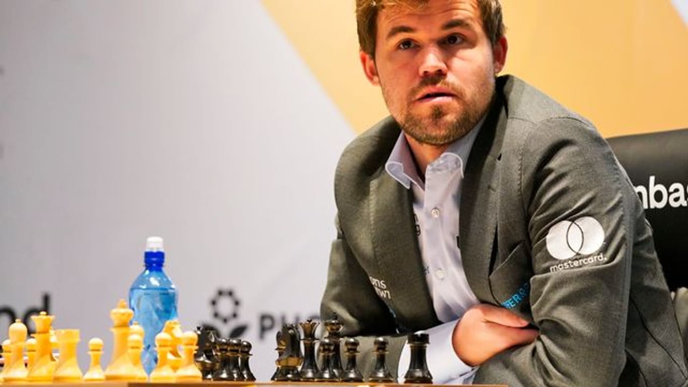 Schach-Weltmeister Magnus Carlsen hat seinen Titel gegen Jan Nepomnjaschtschi erfolgreich verteidigt.
