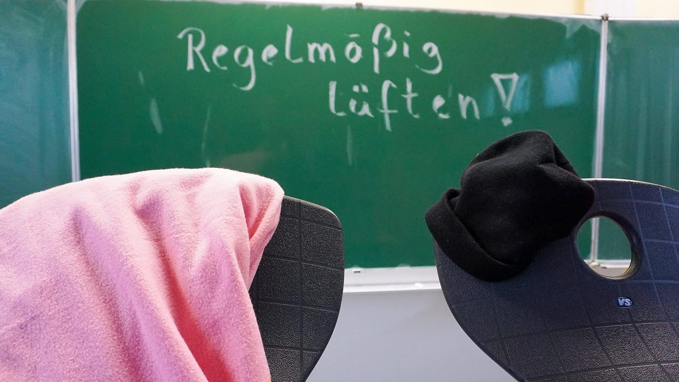 An eine Schultafel in einem Klassenzimmer wurde mit Kreide "Regelmäßig lüften" geschrieben (Symbolbild): Ein formloser Antrag der Eltern reicht, um Schüler in Niedersachsen früher in die Weihnachtsferien zu entlassen.