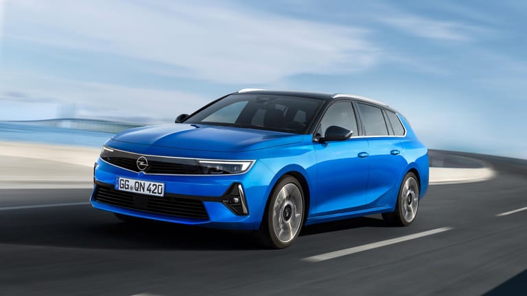 Den neuen Opel Astra wird es sowohl als Stufenheckmodell als auch als Kombi geben.
