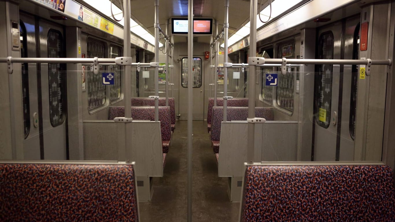 Sitze mit dem "Urban Jungle"-Muster in einer U-Bahn der BVG (Archivbild): Die Muster werden ohnehin nach und nach ausgetauscht.