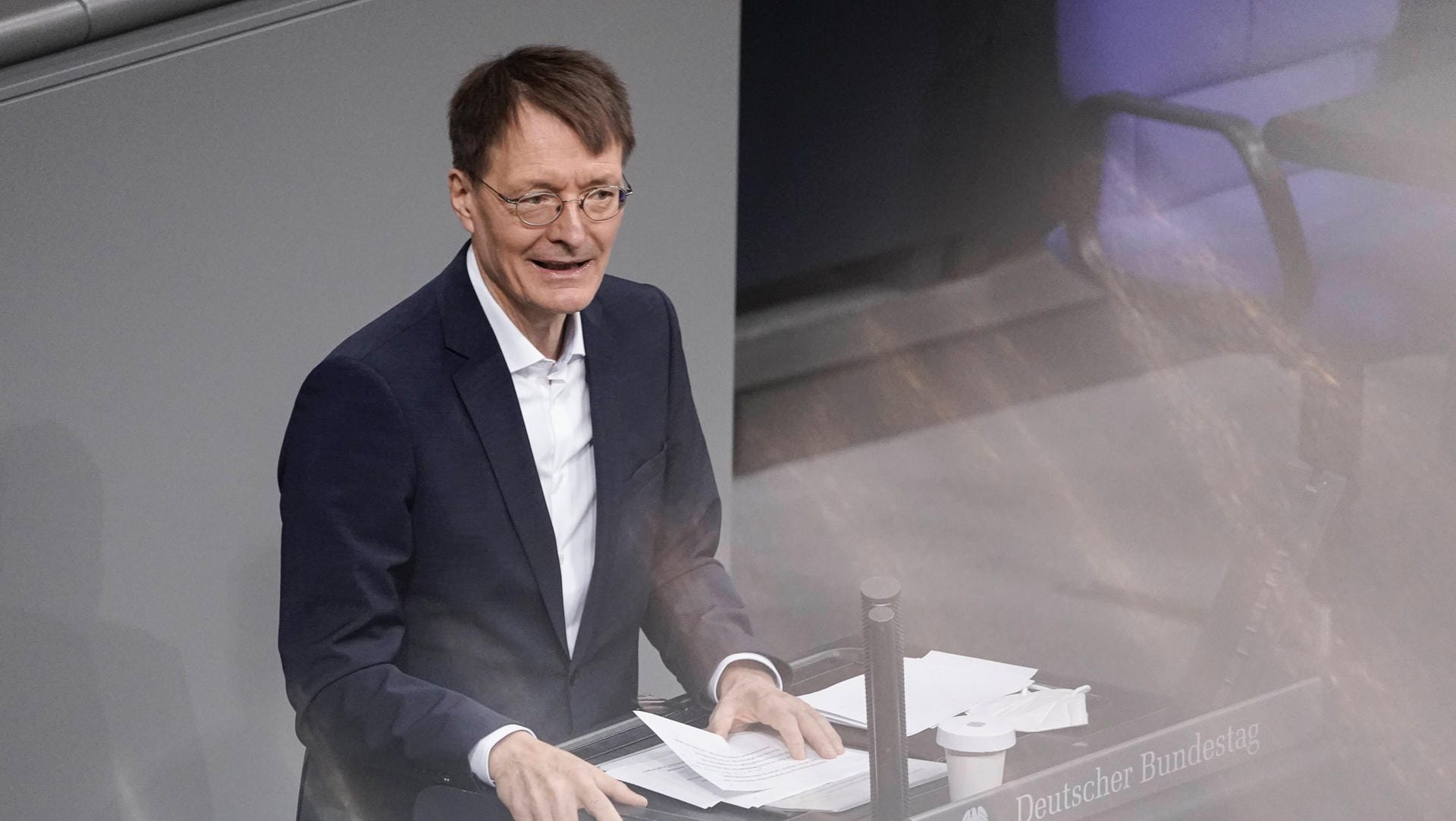 Gesundheitsminister Karl Lauterbach in einer Bundestagssitzung. Sein Wahlkreisbüro wurde beschmiert. Gesundheitsminister Karl Lauterbach in einer Bundestagssitzung. Sein Wahlkreisbüro wurde beschmiert.