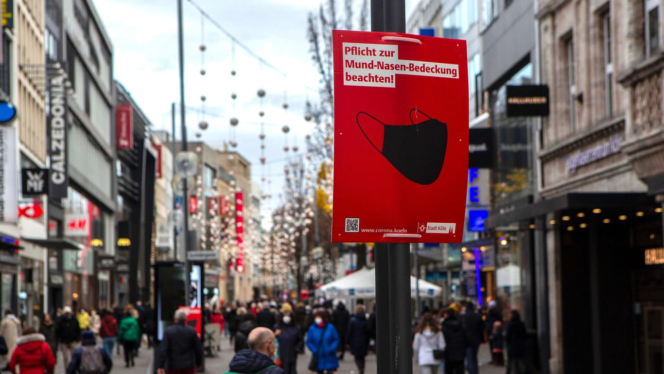 Auf allen Kölner Weihnachtsmärkten, den Ringen, in sämtlichen Fußgängerzonen und Einkaufsstraßen im Kölner Stadtgebiet gilt ab sofort eine Maskenpflicht.