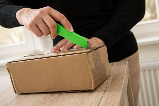 Halt, stopp! Gerade bei Auslandsbestellungen sollte man Pakete erst wiegen und fotografieren, dann vor Zeugen öffnen und das Auspacken filmen. Halt, stopp! Gerade bei Auslandsbestellungen sollte man Pakete erst wiegen und fotografieren, dann vor Zeugen öffnen und das Auspacken filmen.