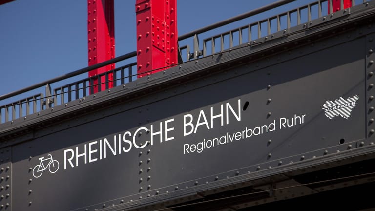 Bahnbrücke der Rheinischen Bahn (Symbolbild): Die Abellio-Übernahme durch Bahn, National Express und Vias wird mit Spannung erwartet.