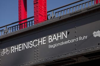 Bahnbrücke der Rheinischen Bahn (Symbolbild): Die Abellio-Übernahme durch Bahn, National Express und Vias wird mit Spannung erwartet.