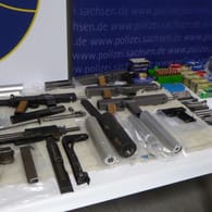 Illegale Waffen und Waffenteile, die während der Razzia gefunden wurden: Die Staatsanwaltschaft Zwickau ermittelt nun gegen den Mann wegen Verstößen gegen das Waffen- und Sprengstoffgesetz.