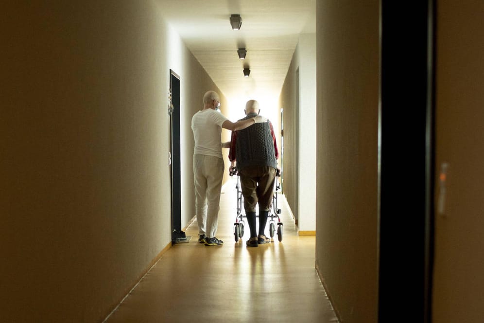 Altenpfleger und Pflegeheim-Bewohner: Beschäftigte in Pflegeheimen müssen sich bis März gegen Corona impfen lassen.