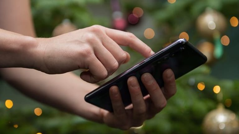 Ein neues Smartphone zu Weihnachten? Das Bundesamt für Strahlenschutz (BfS) rät, bei der Kaufentscheidung nicht nur auf den technischen Leistungsumfang zu achten, sondern auch auf einen möglichst niedrigen SAR-Wert.