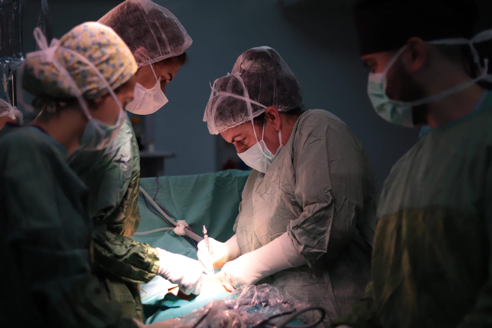 Ein Ärzteteam während einer Operation (Symbolbild): Für medizinischen Personal gilt ab März 2022 in Deutschland die Impfpflicht. Ein Ärzteteam während einer Operation (Symbolbild): Für medizinischen Personal gilt ab März 2022 in Deutschland die Impfpflicht.