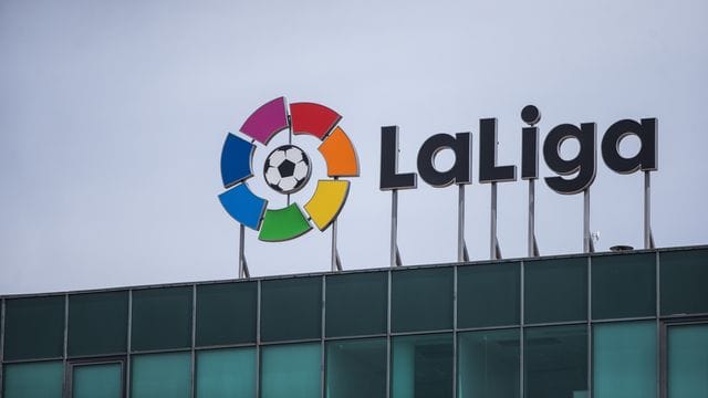 Das Logo von der spanischen Fußball-Liga, La Liga, ist über dem Hauptsitz zu sehen.