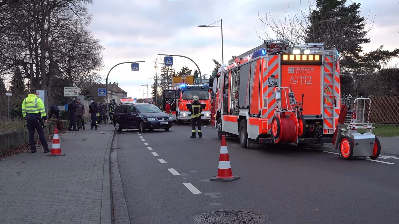 Einsatzkräfte an der Unfallstelle in Leipzig: Die Seniorin verstarb noch vor Ort.