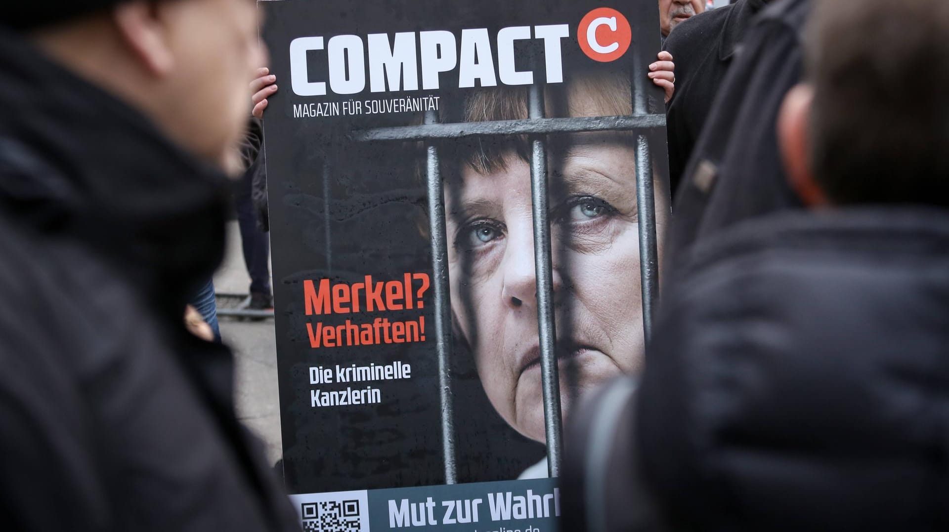 Ein Cover von "Compact" wird bei einer Demonstration verwendet (Archivbild): Der Verfassungsschutz hat das Magazin als extremistisch eingestuft.