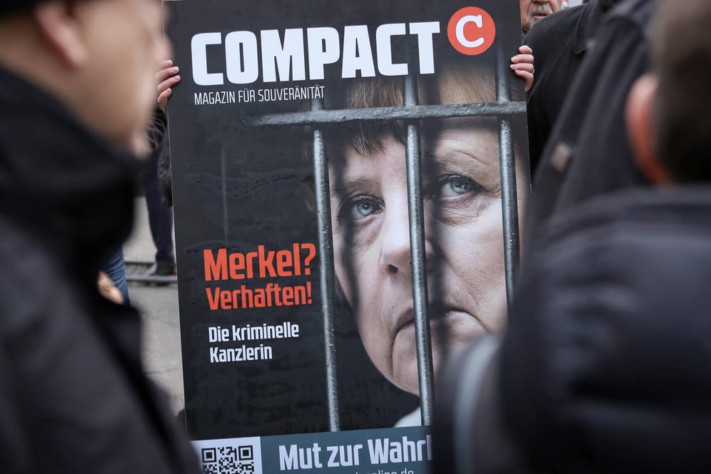 Ein Cover von "Compact" wird bei einer Demonstration verwendet (Archivbild): Der Verfassungsschutz hat das Magazin als extremistisch eingestuft.