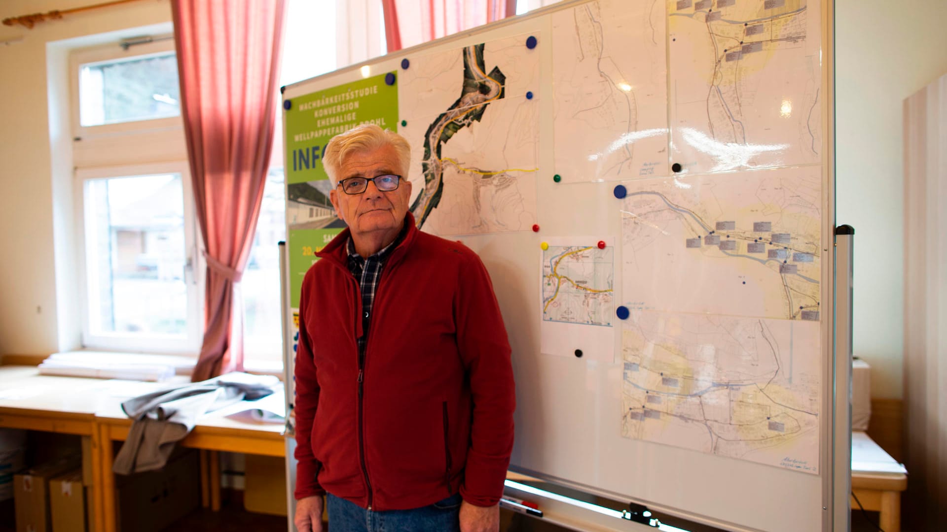 Walter Radermacher im zum Krisenzentrum umfunktionierten alten Bahnhofsgebäude: Hier fand der Ortsbürgermeister von Ahrbrück auch in der Flutnacht Schutz vor dem Wasser.