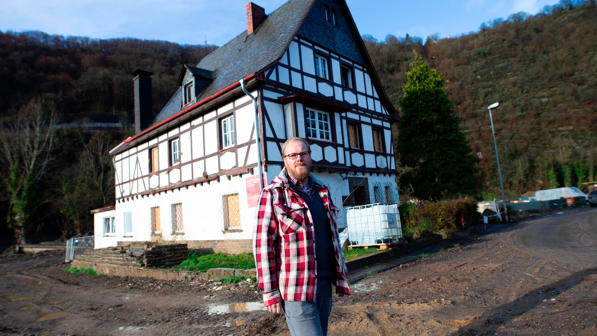 Roger Buchmann vor seinem Haus in Altenahr: 5,30 Meter über der Haustür stand das Wasser in er Flutnacht.