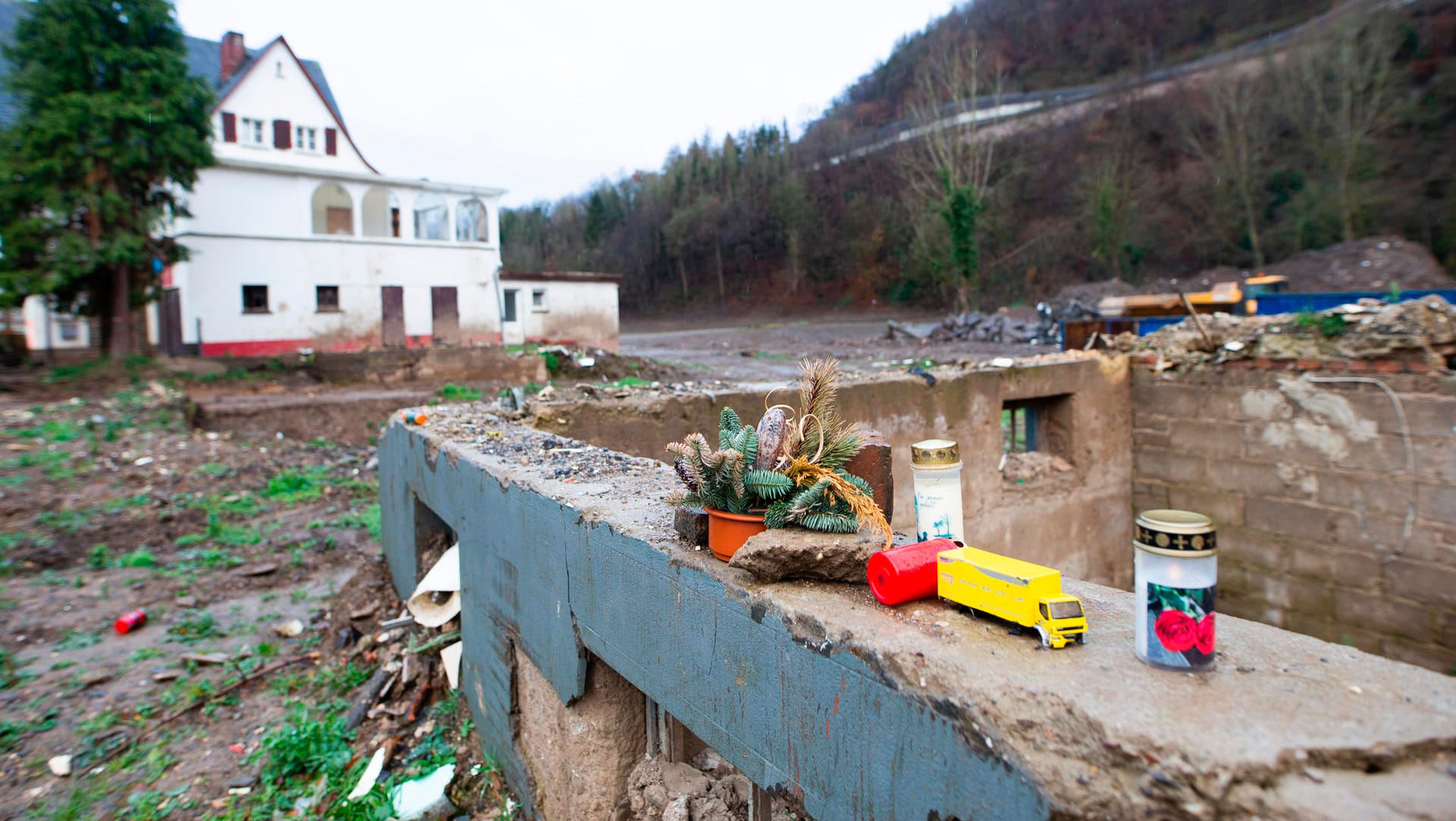 Von manchen Häusern stehen nur noch die Grundmauern: Eine Nachbarin von Roger Buchmann kam eine Frau ums Leben, als die Wassermassen ihr Haus mitrissen.