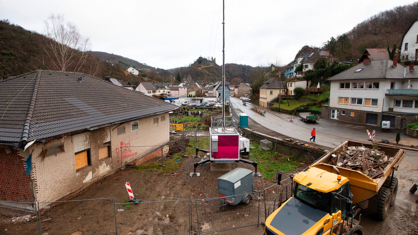 Altenahr, fünf Monate nach der Katastrophe: Noch immer gleichen weite Teile die Ortschaften im Ahrtal einer Baustelle.