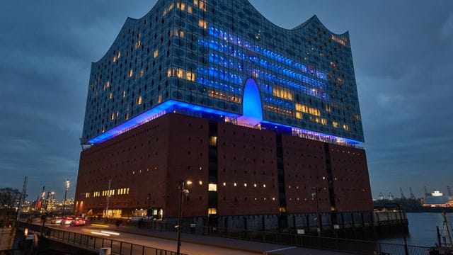 Elbphilharmonie leuchtet blau
