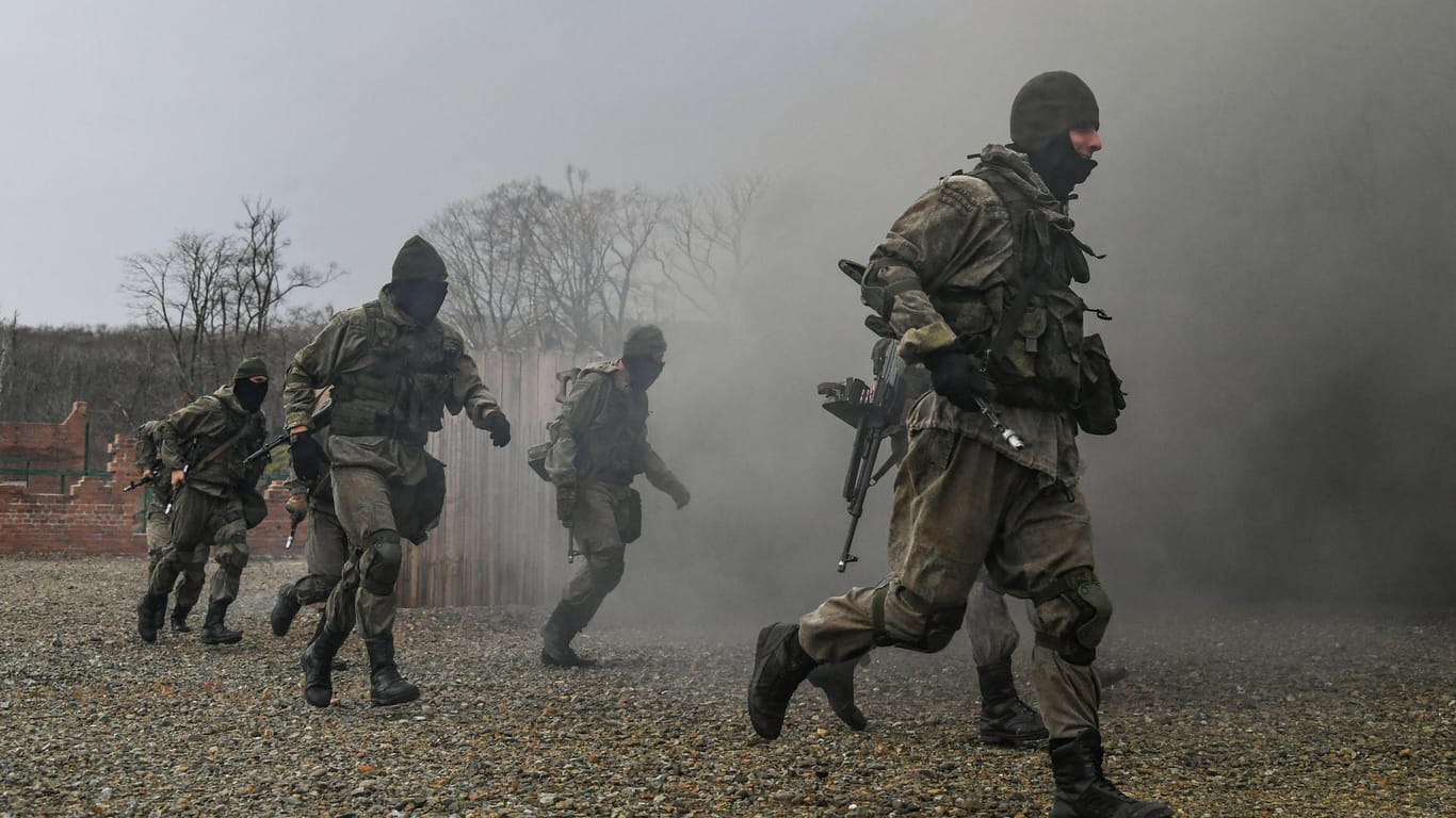 Russische Soldaten bei einer Übung (Symbolbild): Der Wagner Group werden schwere Menschenrechtsverletzungen vorgeworfen.