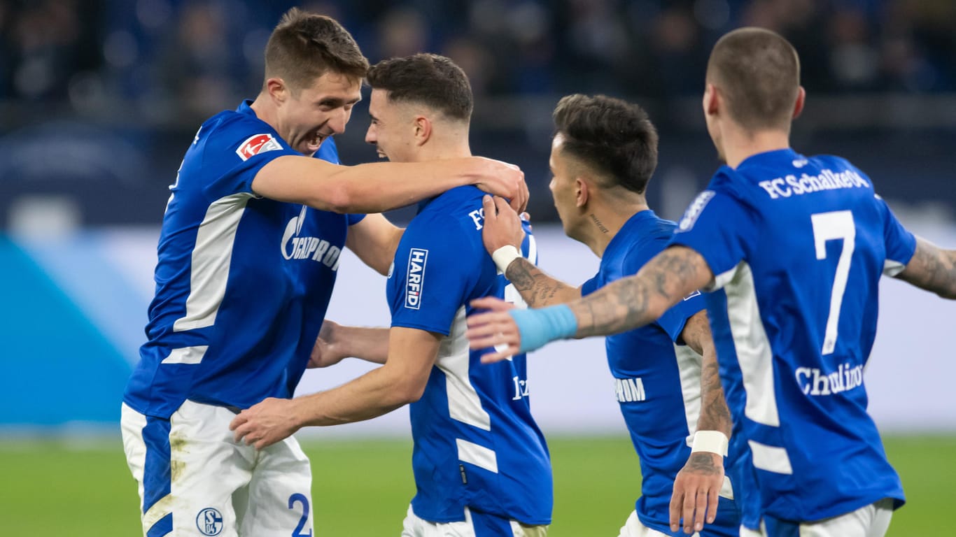 Sieg im Spitzenspiel: Schalke jubelt über drei wichtige Punkte.