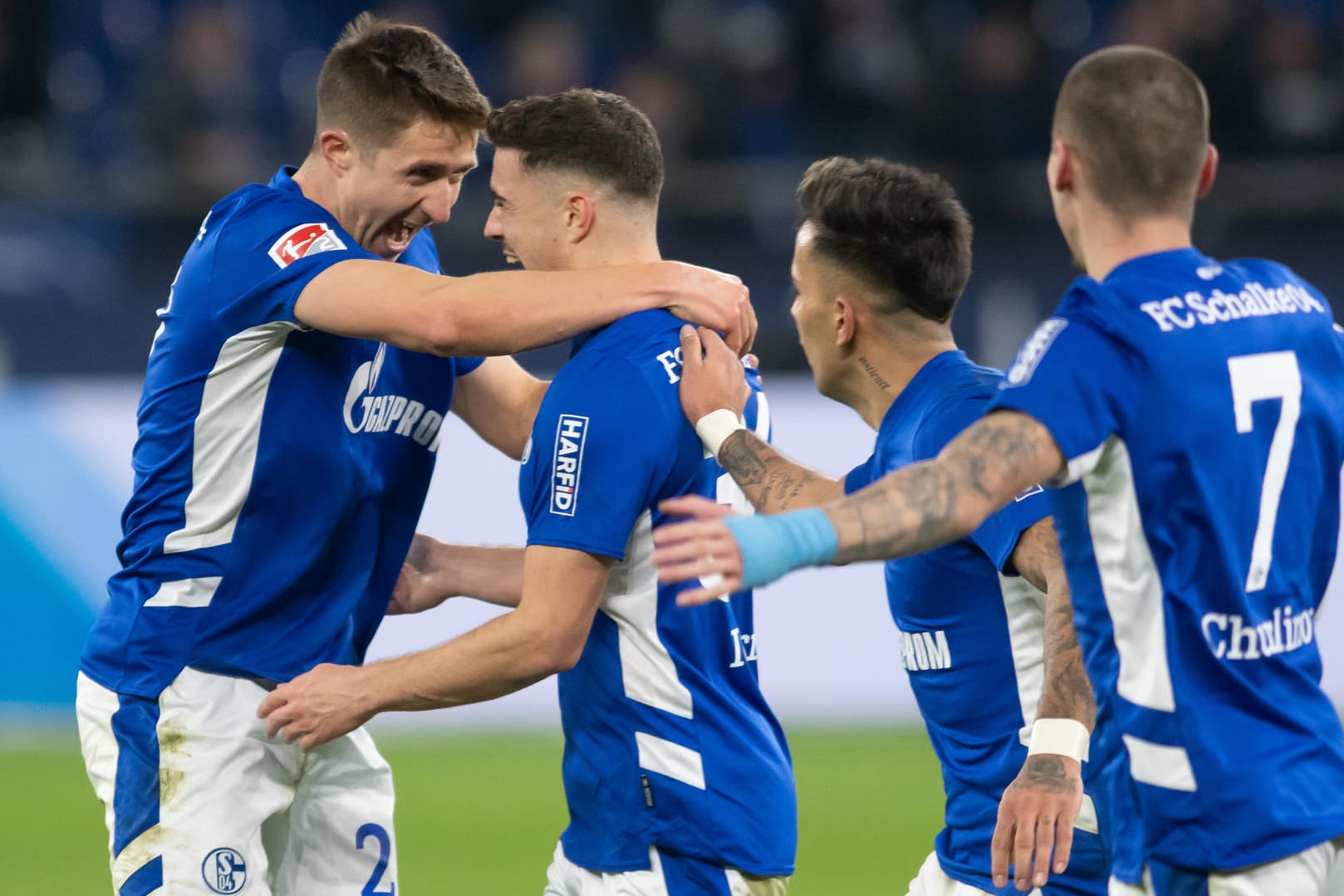 Sieg im Spitzenspiel: Schalke jubelt über drei wichtige Punkte.