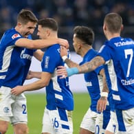 Sieg im Spitzenspiel: Schalke jubelt über drei wichtige Punkte.