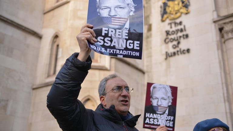 Demonstranten vor dem Londoner Gericht: Die Entscheidung über eine Auslieferung Assanges liegt nun in den Händen der britischen Innenministerin.