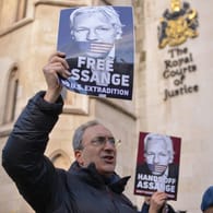 Demonstranten vor dem Londoner Gericht: Die Entscheidung über eine Auslieferung Assanges liegt nun in den Händen der britischen Innenministerin.