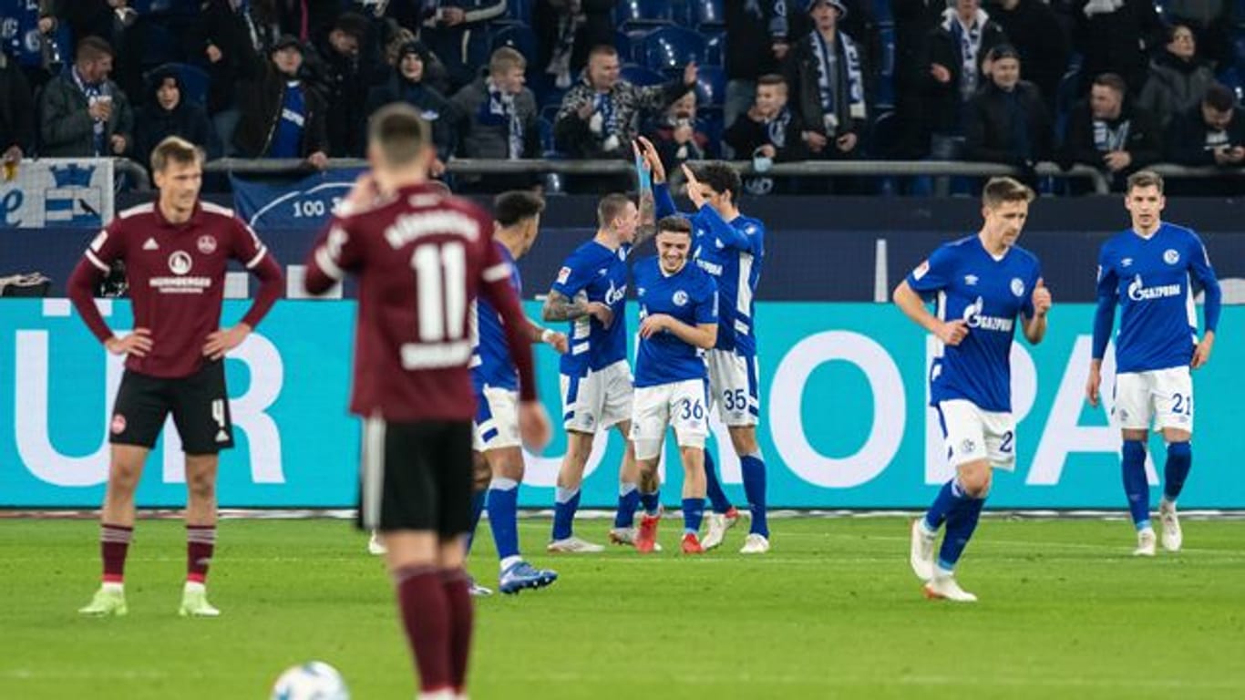 Schalkes Spieler jubeln über das 1:0 durch Thomas Ouwejan.