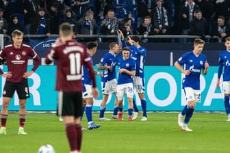 Schalkes Spieler jubeln über das 1:0 durch Thomas Ouwejan.