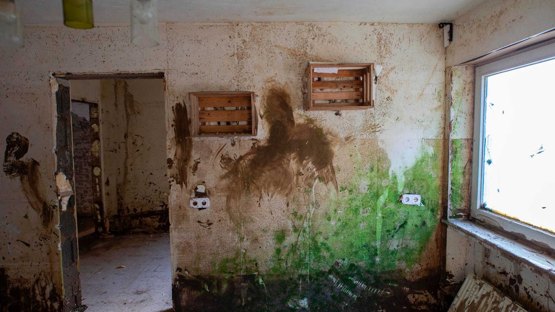 Schlamm und Dreck im Haus: Die Buchmanns werden nicht in dieses Haus zurückkehren.