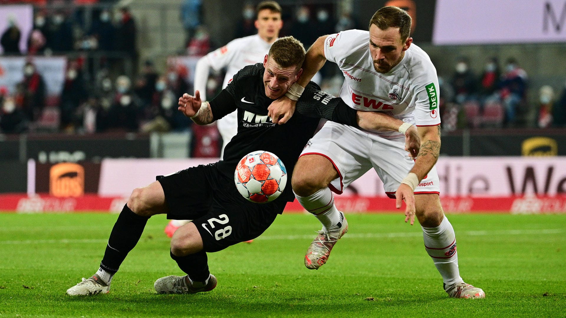 Um jeden Ball gekämpft und dann noch getroffen: Augsburgs André Hahn. Um jeden Ball gekämpft und dann noch getroffen: Augsburgs André Hahn.