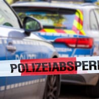 Ein Absperrband der Polizei (Symbolbild): In München ist ein Jugendlicher offenbar niedergestochen worden und im Krankenhaus gestorben.